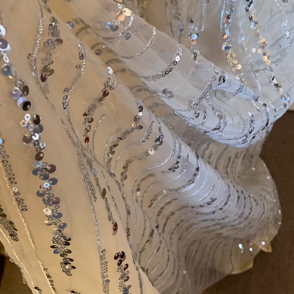 MAC DUGGAL
Long Sleeve Gown with Silver Sequin - Picture 10 of 17